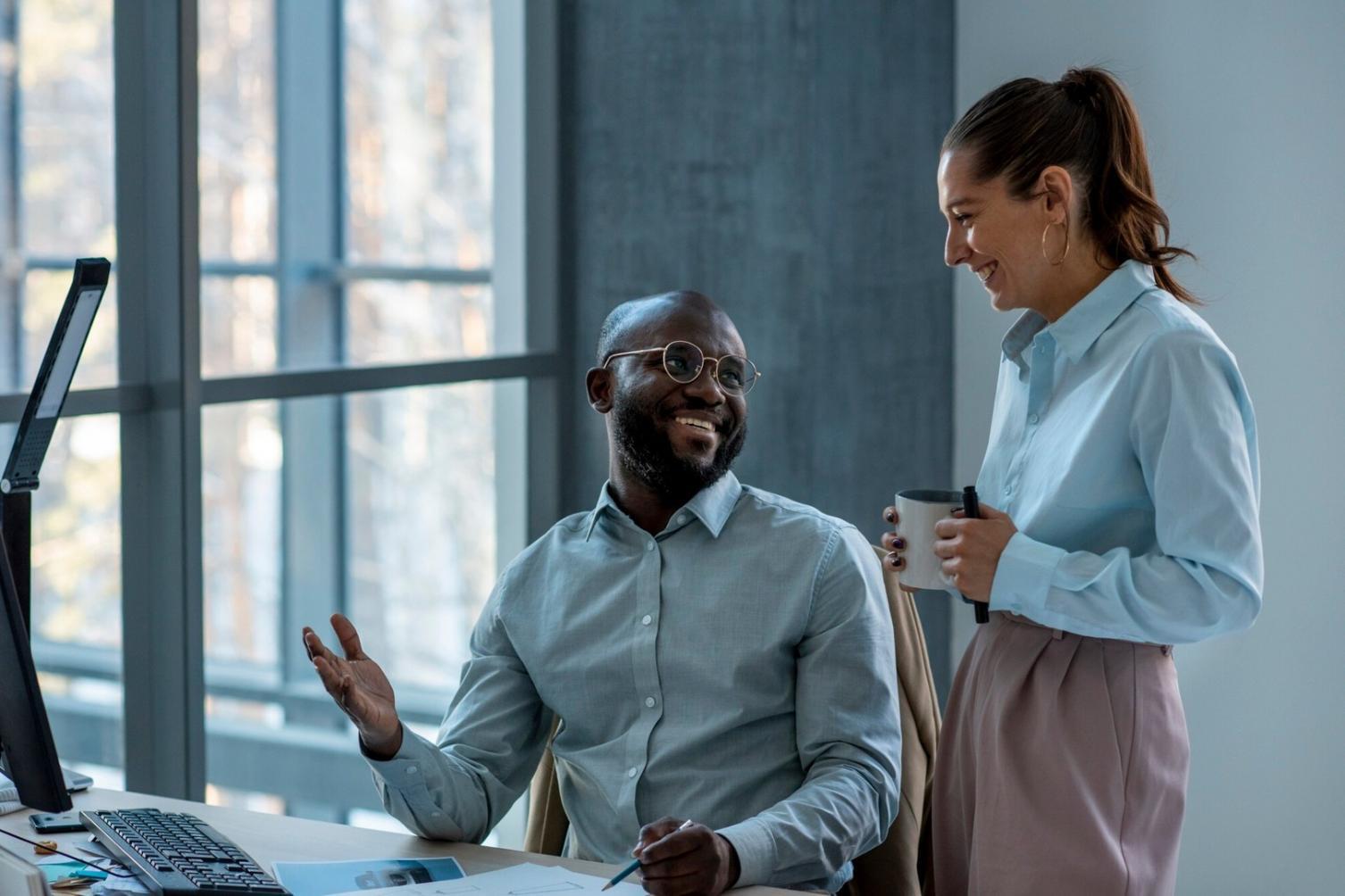 Formation financière en action avec étudiant prenant des notes